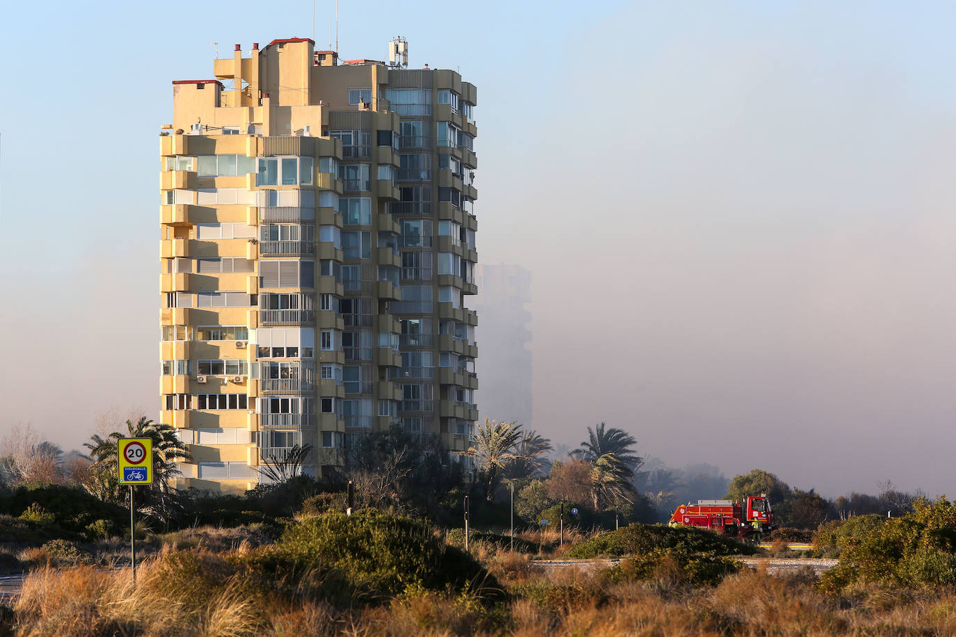 Fotos del incendio de El Saler que ha obligado a desalojar seis edificios