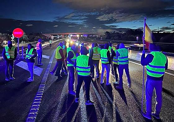 Los agricultores cortan al amanecer la A-3 a su paso por Chiva.