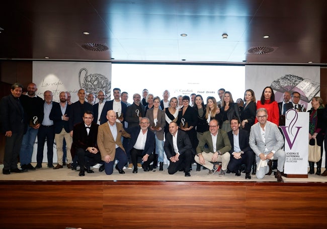 Foto de familia, junto a premiados y académicos, al finalizar el acto.