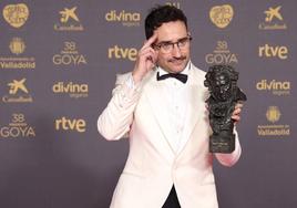 El realizador Juan Antonio Bayona posa con el premio Goya a Mejor dirección por 'La Sociedad de la Nieve'.