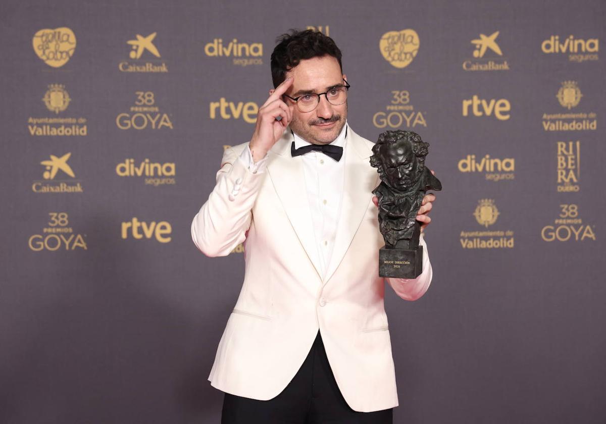 El realizador Juan Antonio Bayona posa con el premio Goya a Mejor dirección por 'La Sociedad de la Nieve'.