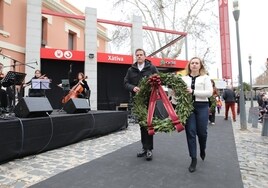 El alcalde de Xàtiva y la vicepresidenta de la Diputación portan la corona de laurel en recuerdo a las víctimas.