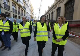La alcaldesa, María José Catalá, y la consellera de Infraestructuras, Salomé Pradas, durante su visita a las obras de la calle Alicante.