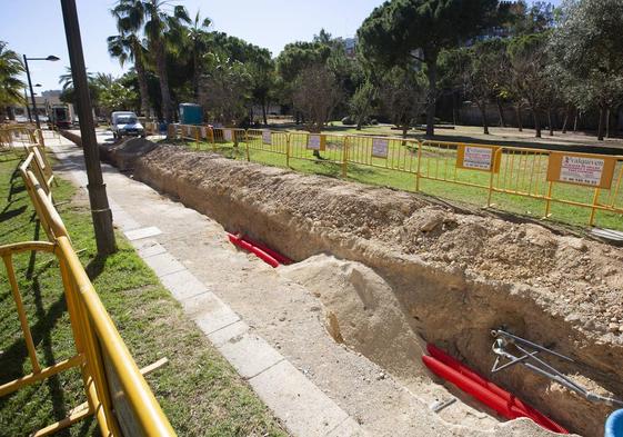 Zanja para la nueva canalización de agua potable en el jardín del Turia.