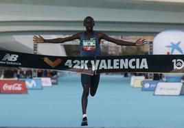 Kiptum entra en meta en el Maratón de Valencia.