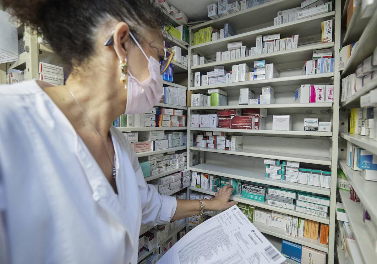 Una farmacéutica coge un medicamento, en una imagen de archivo.