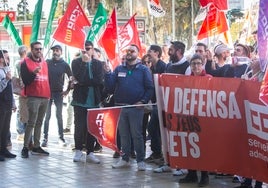 Protesta de empleados de las ITV, este martes, ante el complejo 9 d'Octubre.