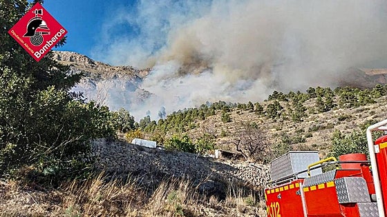 Extinguido el incendio en El Ràfol d'Almúnia y estabilizado el fuego en Sella
