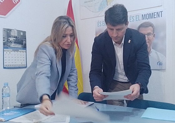 La diputada Verónica Marcos, con el portavoz del PP en el Ayuntamiento de Xàtiva, Marcos Sanchis.