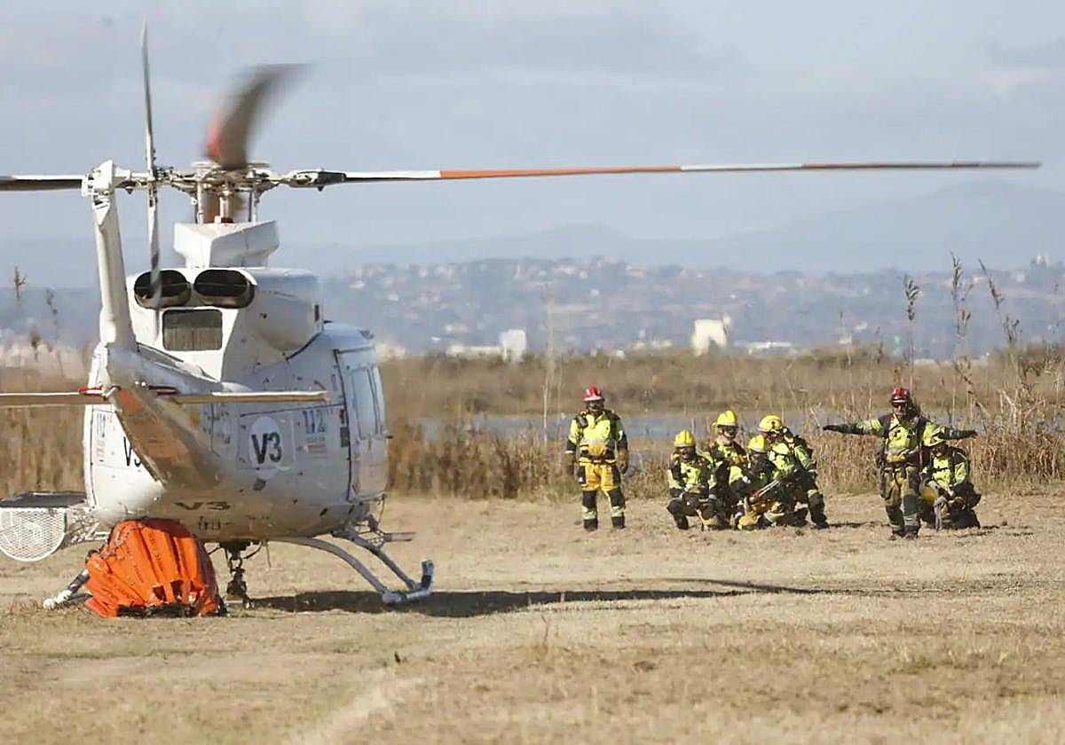 Trabajos de extinción del incendio de El Saler iniciado este lunes.