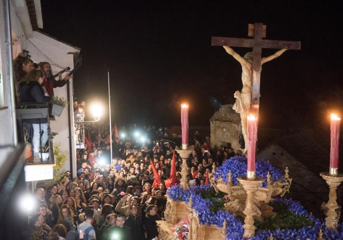 Procesión de Semana Santa de madrugada.