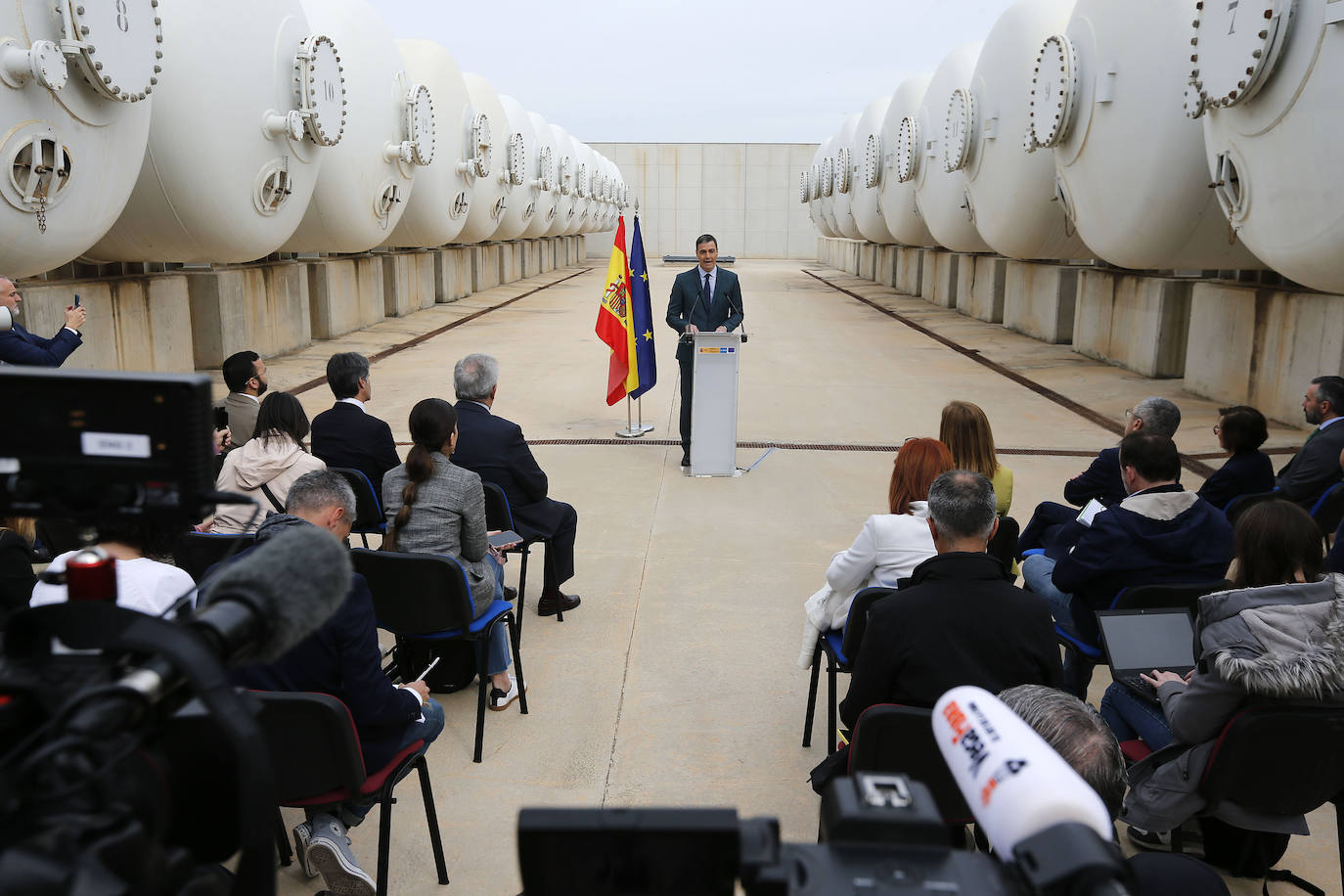 Fotos de la visita de Pedro Sánchez a las instalaciones de la planta desaladora de Torrevieja