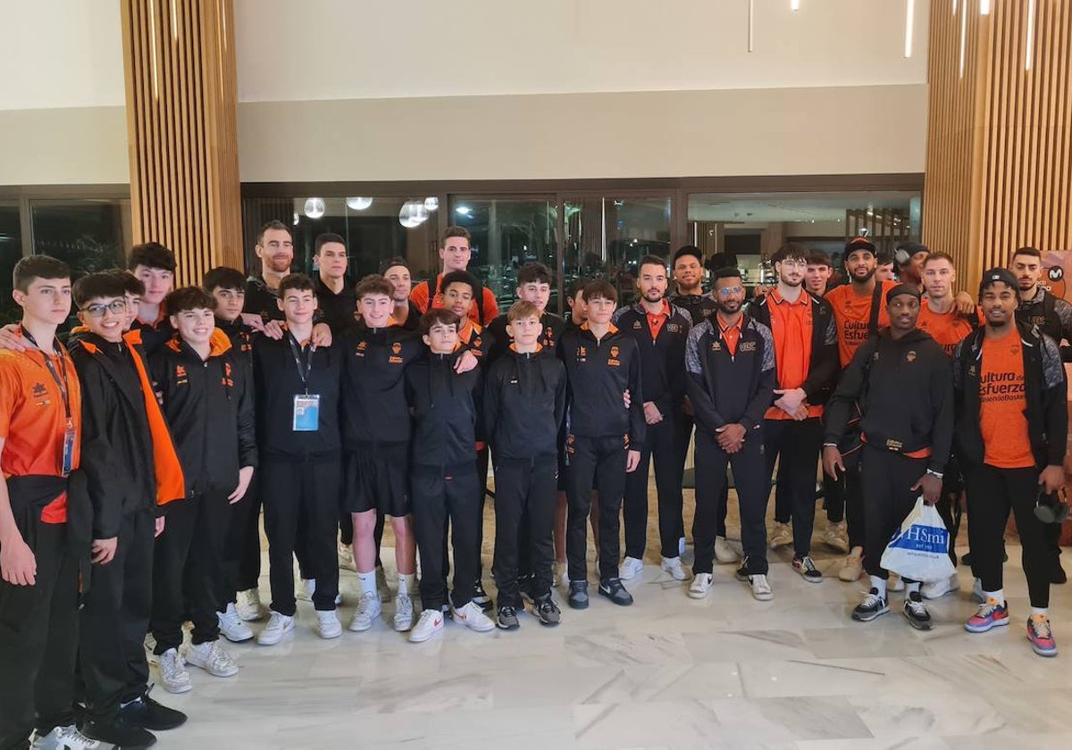 Los tres equipos del Valencia Basket presentes en la Copa posan en el hotel de concentración en Torremolinos