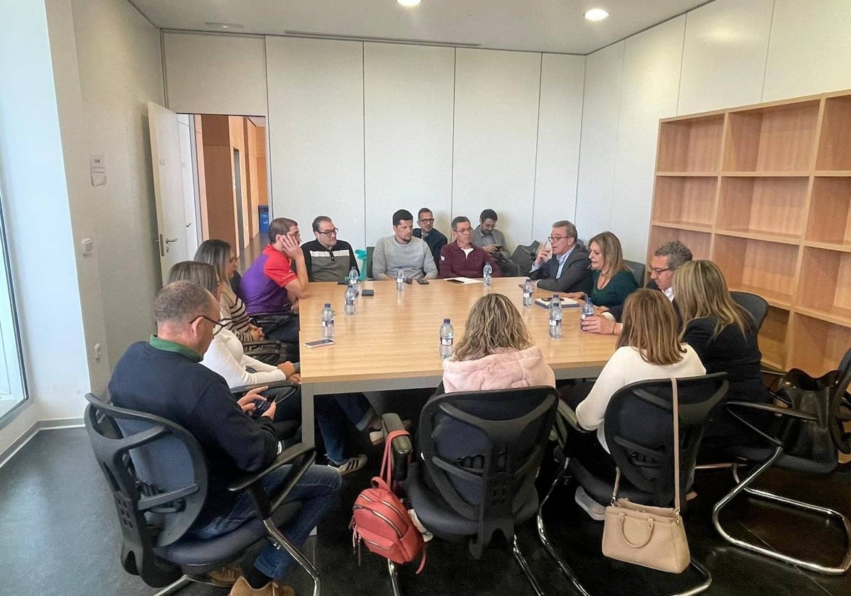 La reunión de este martes entre Montes y los representantes de la plantilla.