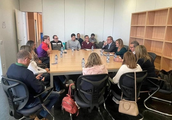 La reunión de este martes entre Montes y los representantes de la plantilla.