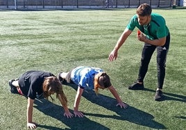 Cristian Zafra, con dos de las participantes en el proyecto.