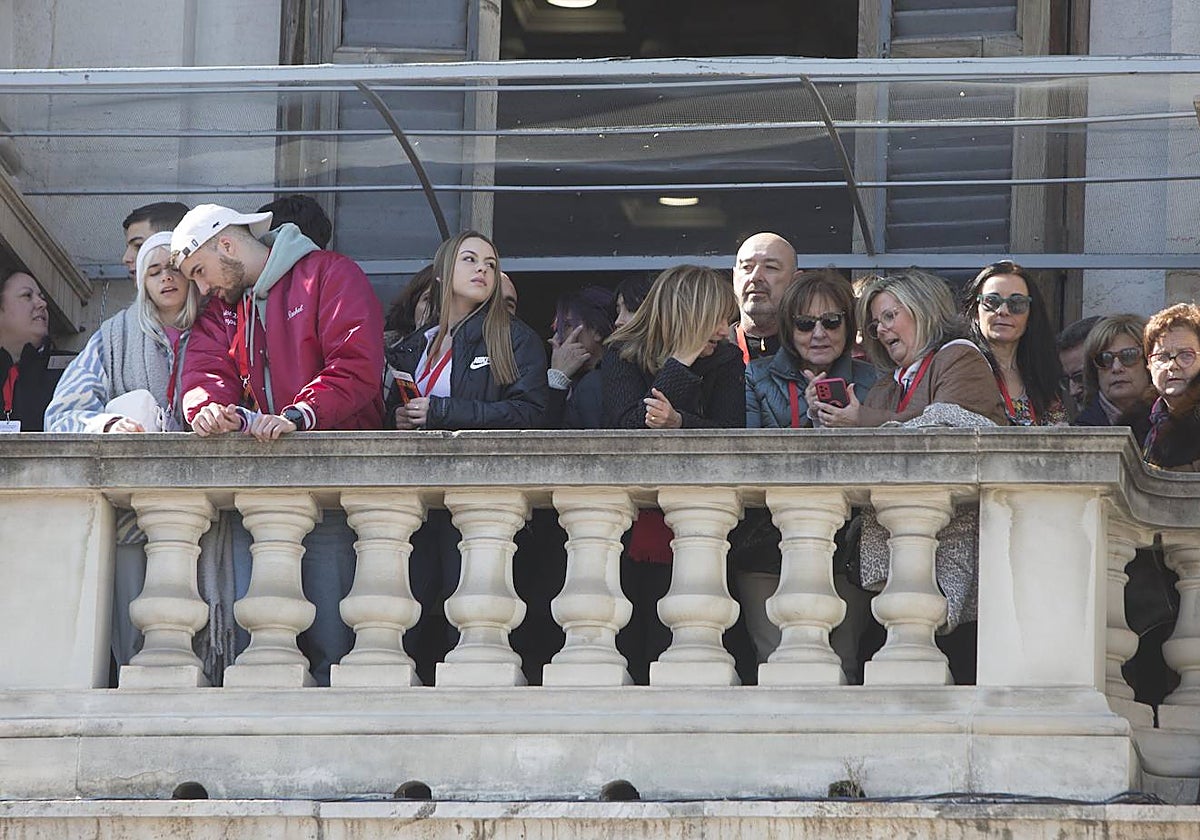 Invitados al balcón del Ayuntamiento de Valencia, en una mascletà.