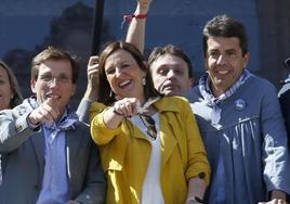 Jose Luis Martínez Almeida, Maria José Catalá y Carlos Mazón, en una mascletà de las Fallas.