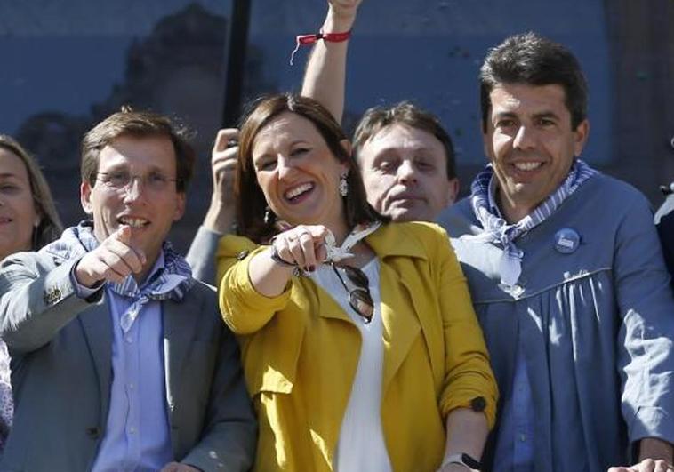 Jose Luis Martínez Almeida, Maria José Catalá y Carlos Mazón, en una mascletà de las Fallas.