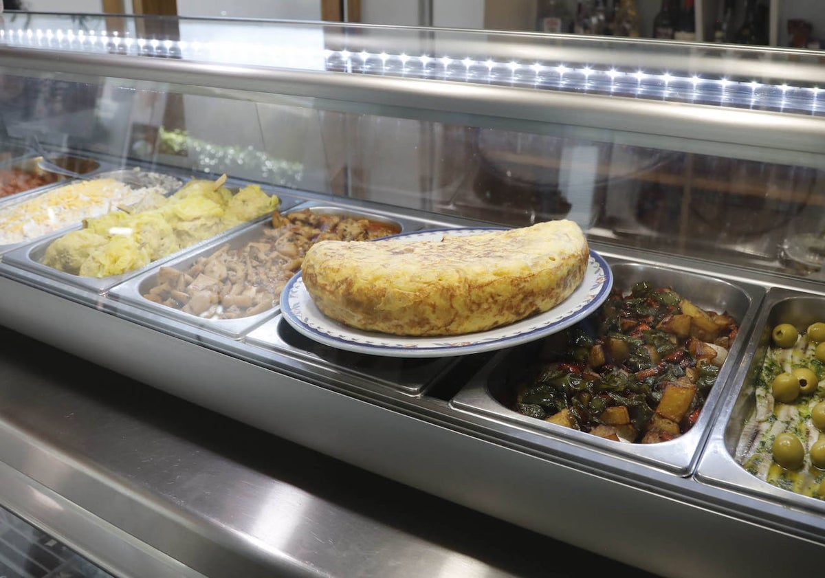 Imagen principal - 40 años de El Campús de Dénia, el bar con la mejor tortilla de patata de la Marina