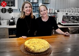 Paqui Nofuentes y la cocinera Mónica, con su emblemática tortilla de patata.