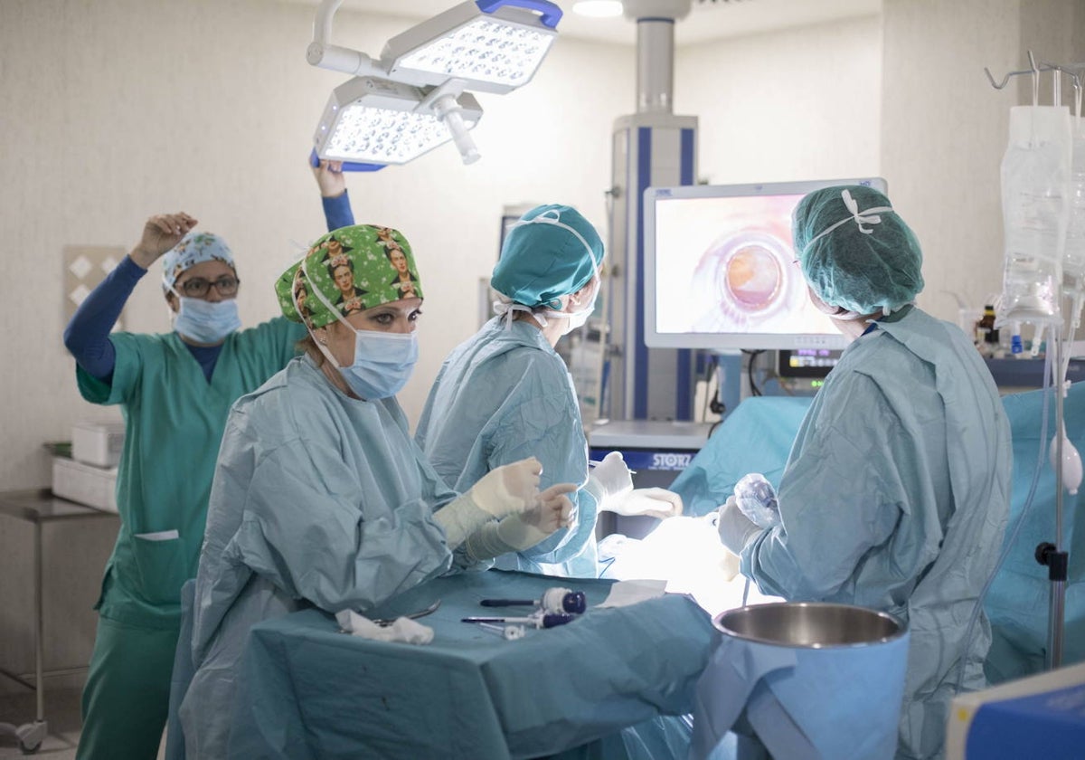 Sanitarios durante una intervención en un hospital.