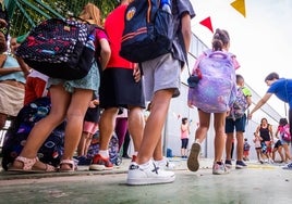 Alumnos entrando en su colegio, el primer día del curso.