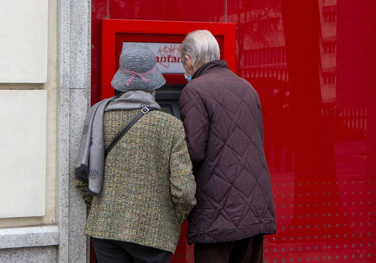 Los clientes que no tienen que pagar comisiones por sacar dinero en su banco