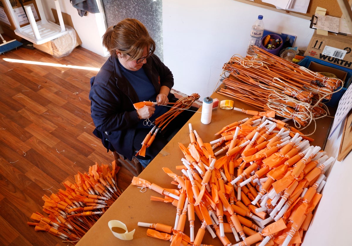 La trabajadora de una pirotecnia de Valencia prepara parte del material que se disparará en la mascletà de Madrid.