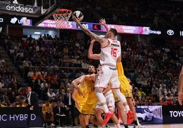 Jovic vuela sobre el aro del Gran Canaria para anotar.