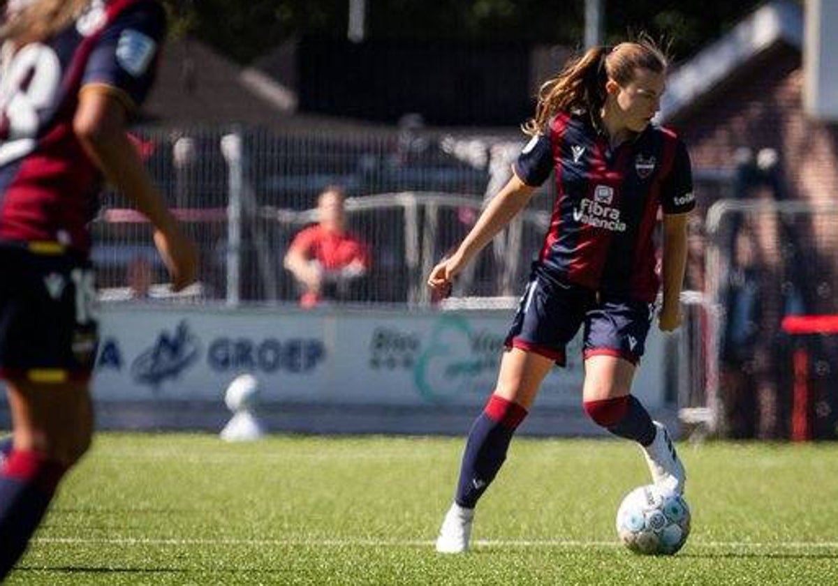 Anna Torrodà conduce el balón durante un partido con el Levante.