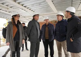 El director general y parte del equipo de gobierno, durante la visita a las obras del centro.