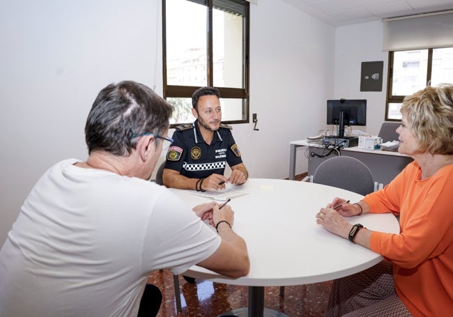 Un agente mediador de la Policía Local dialoga con dos vecinos enfrentados en busca de soluciones.