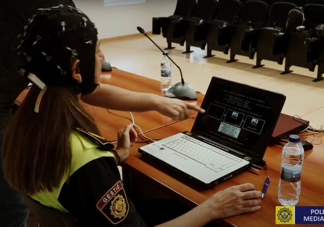 Una policía local de Valencia se somete a una prueba cerebral para medir sus valores como mediadora.