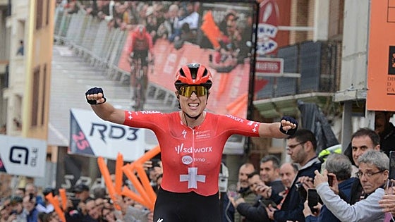 Marlen Reusser gana en solitario en La Vall d'Uixò y es nueva líder