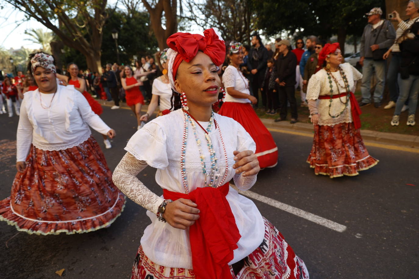 El desfile de carnaval revoluciona las calles de Ruzafa