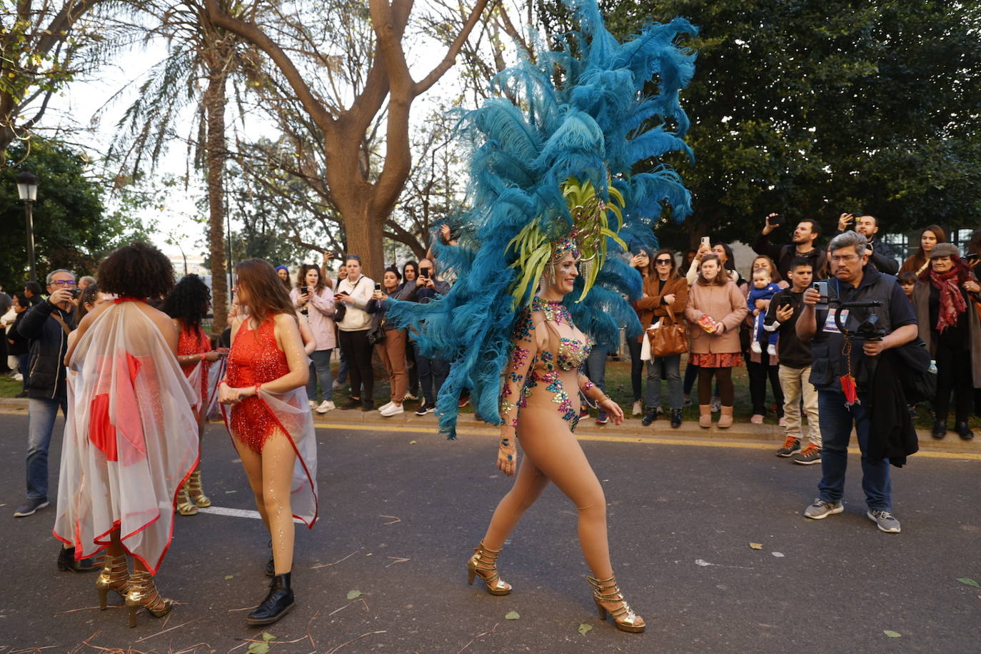 El desfile de carnaval revoluciona las calles de Ruzafa