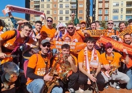 Un grupo de aficionados del Valencia Basket animan por las calles de Málaga.