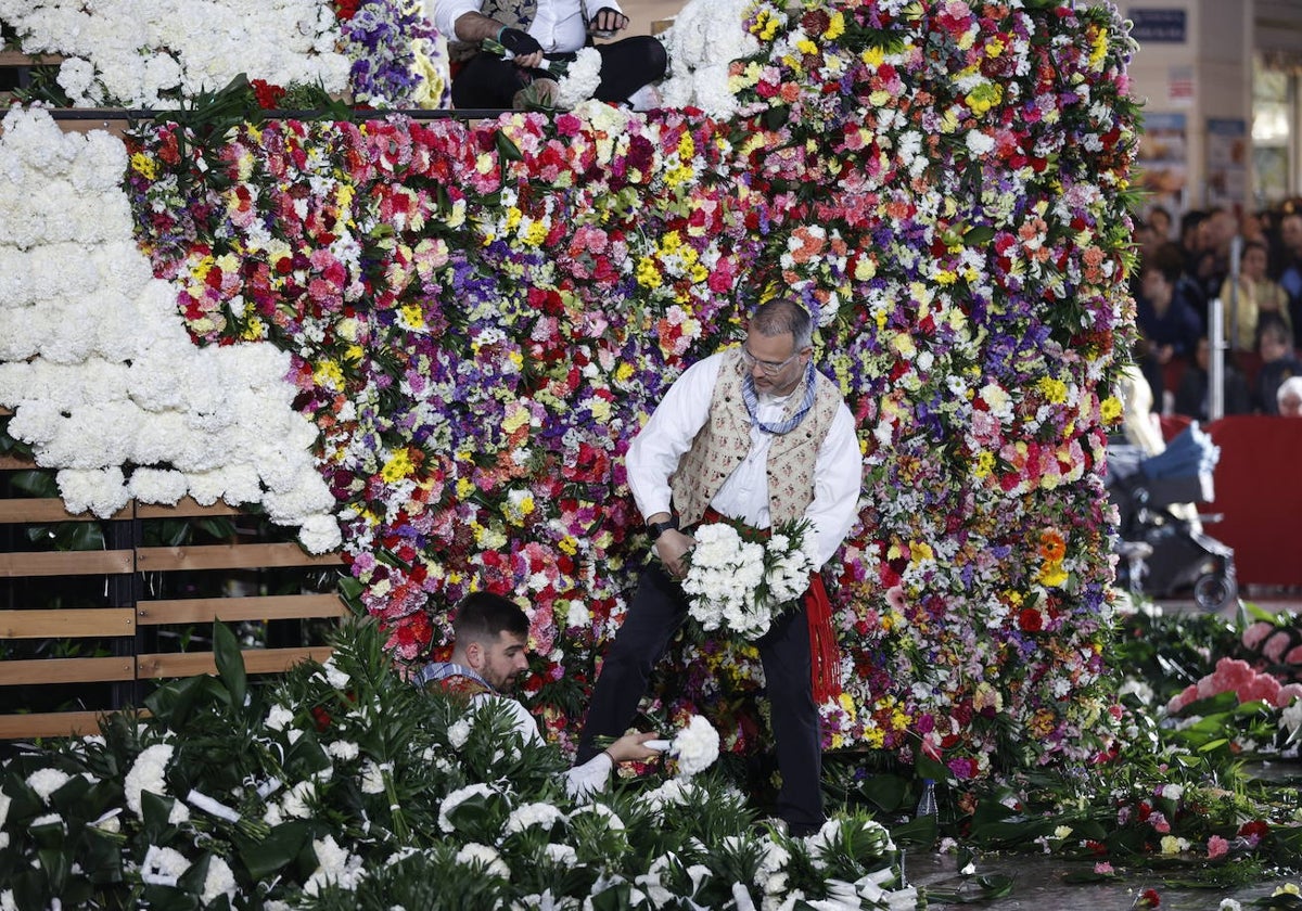 Vestidor de la Mare de Déu durante la Ofrenda de 2023.