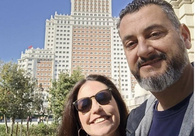 Noelia y Chor, falleros de Cádiz-Dénia, en la madrileña Plaza de España.