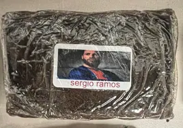 Una de las tabletas de hachís con la foto de Sergio Ramos.