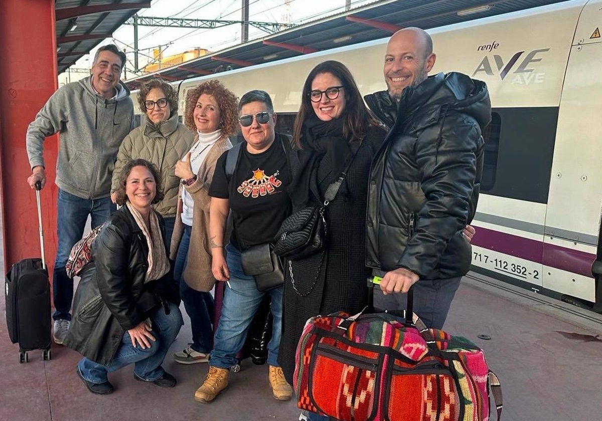 Comerciantes del Mercado Central amantes de las Fallas a su llegada a la stación de Chamartín.