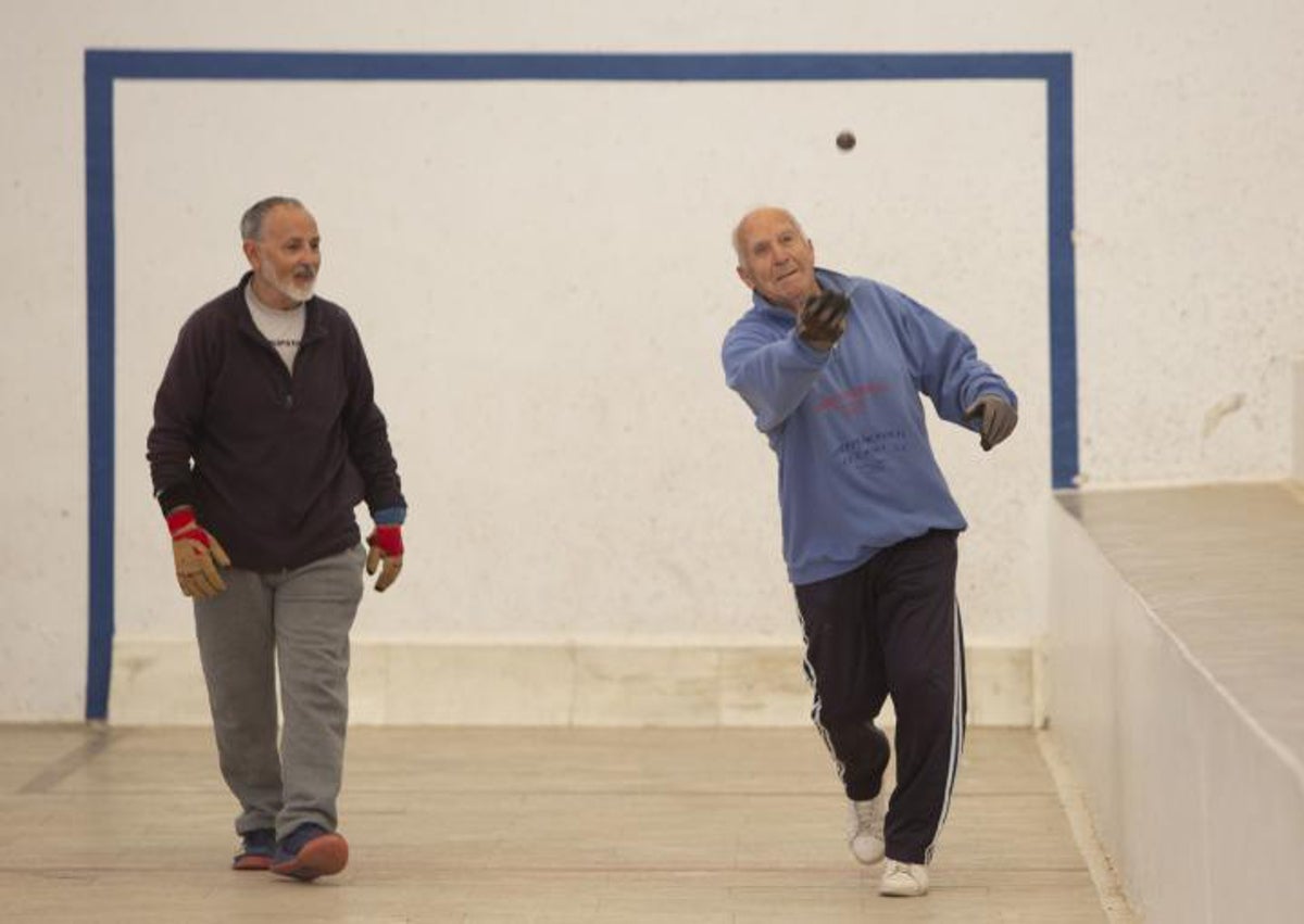 Imagen secundaria 1 - Los participantes en las partidas de Llíria, Melina en acción ante la mirada de Colau, y el exalcalde edetano Manuel Izquierdo.