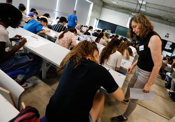 Estudiantes se presentan a las pruebas de Acceso en una imagen de archivo.