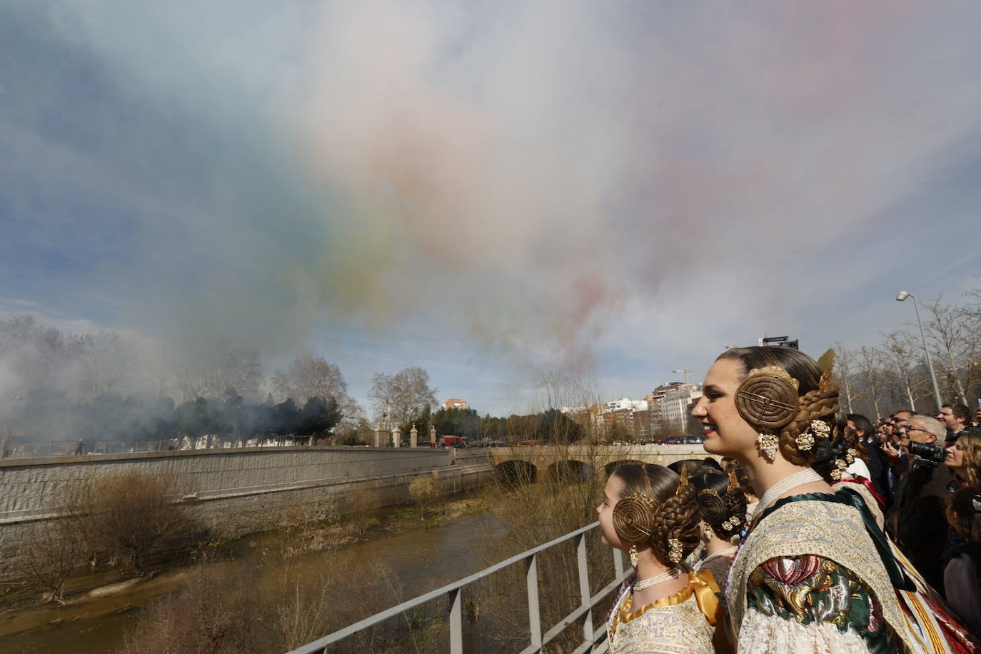 Fotos: Espectacular mascletà en Madrid con llenazo en Puente del Rey