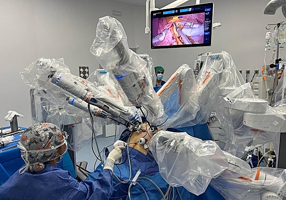 El hospital Arnau de Vilanova realiza con éxito la primera cirugía bariátrica asistida con el robot HUGO en España.