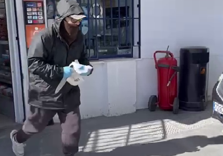 El atracador en el momento que sale de la tienda de la gasolinera.