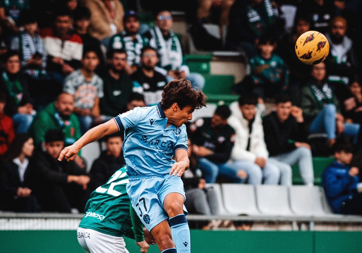 Carlos Álvarez, disputando un balón aéreo.