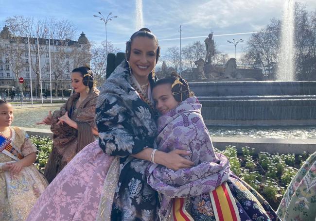 María Estela Arlandis y Marina García, falleras mayores de Valencia 2024 a su llegada a Madrid.