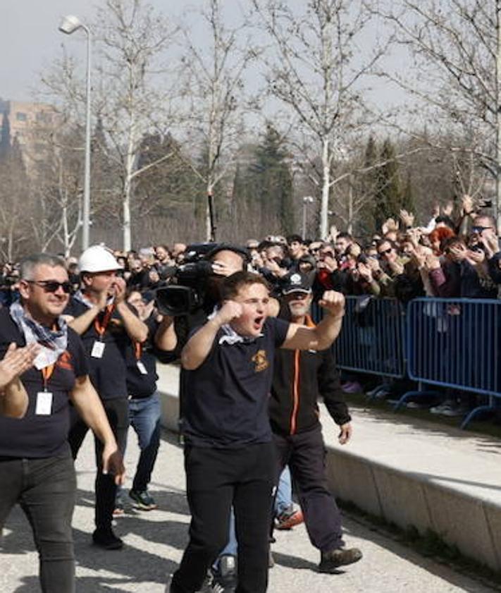 Imagen secundaria 2 - Una mascletà histórica hace temblar Madrid y reúne a más de 20.000 personas